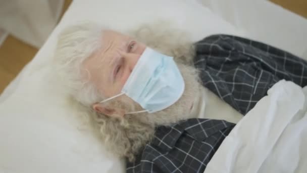 Κάτοψη Υψηλής Γωνίας Πορτραίτο Ενός Άρρωστου Γέρου Καυκάσιου Άντρα Ξαπλωμένου — Αρχείο Βίντεο