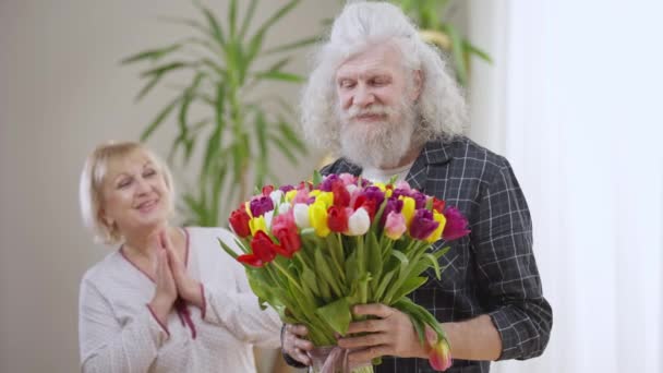 Självsäker Stilig Äldre Make Poserar Slow Motion Med Bukett Blommor — Stockvideo