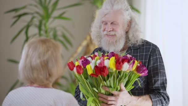 Любящий Старший Муж Передаёт Букет Цветов Очаровательной Жене Замедленной Съемке — стоковое видео