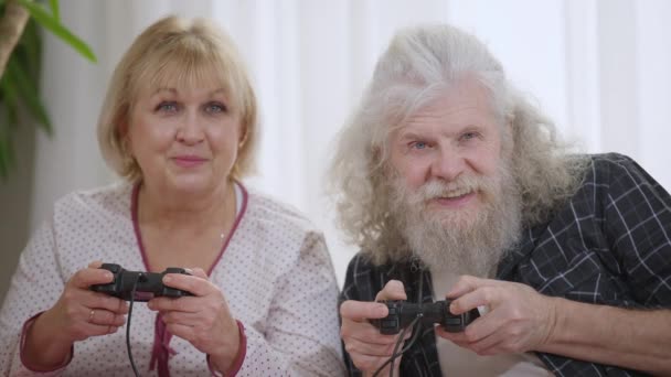 Front View Portrait Absorbed Carefree Senior Couple Playing Video Game — Vídeo de stock