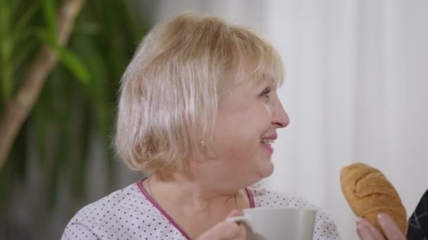 Cheerful Senior Caucasian Woman Laughing Toasting Morning Coffee Unrecognizable Man — Stok video