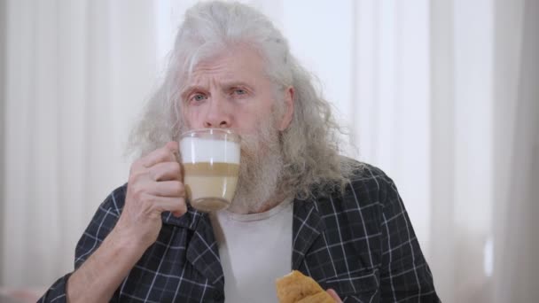 Portret Van Tevreden Zorgeloze Oudere Man Die Croissant Eet Koffie — Stockvideo