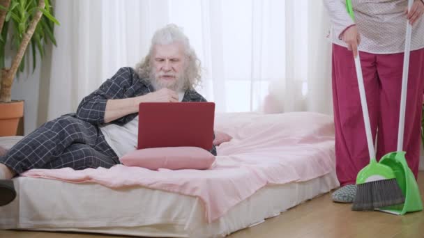 Zorgeloos Senior Baardman Genieten Van Vrije Tijd Kijken Online Film — Stockvideo