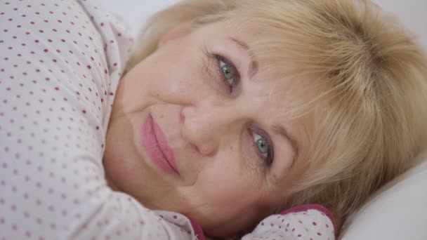 Headshot Portrait Senior Beautiful Blond Woman Grey Eyes Lying Bed — Stock Video