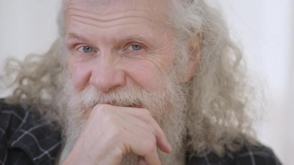 Nahaufnahme Eines Gutaussehenden Älteren Kaukasischen Mannes Der Zeitlupe Langen Grauen — Stockvideo