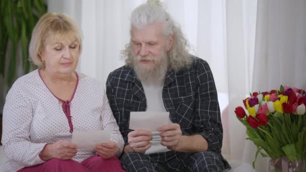 Senior Caucasian Man Woman Pajamas Watching Old Photos Sitting Bed — Vídeo de Stock