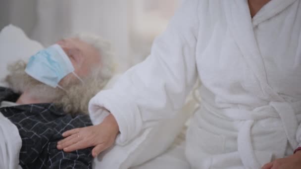 Oigenkännlig Äldre Fru Smekande Hand Sjuk Make Liggande Sängen Covid — Stockvideo