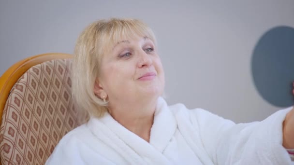 Tevreden Zelfverzekerde Oudere Vrouw Bewonderende Reflectie Hand Spiegel Glimlachend Portret — Stockvideo
