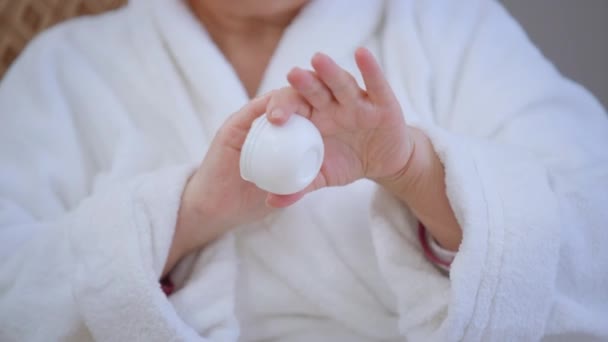 Close Unrecognizable Senior Woman Applying Skin Moisturizer Palm Slow Motion — Vídeo de Stock