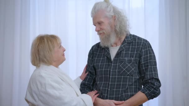 Любящая Старшая Жена Трогает Мужа Руку Прикладывая Голову Груди Позируя — стоковое видео