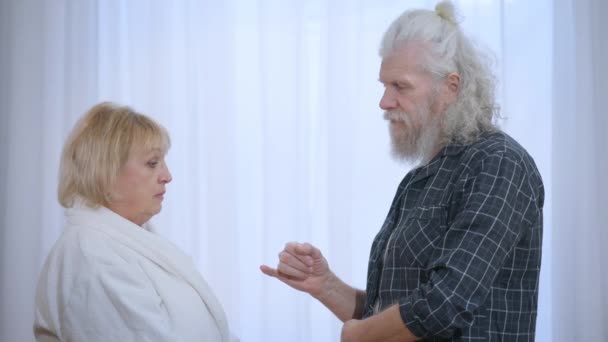 Sisi Melihat Suami Dan Istri Senior Membuat Pinky Bersumpah Menggoyangkan — Stok Video