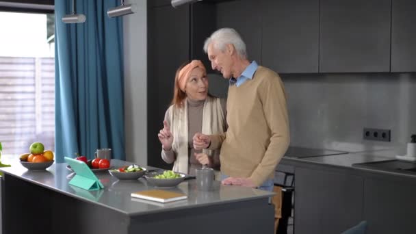 Positivt Leende Par Seniora Bloggare Talar Matlagning Köket Hemma Glad — Stockvideo