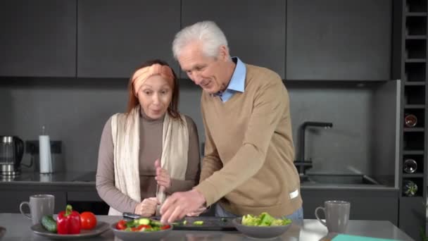 Medium Shot Happy Senior Couple Cooking Tasting Delicious Vegetable Salad — Stock video