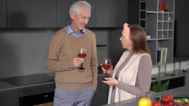在情人节这天 一对浪漫的老夫妇在家里祝酒 微笑着爱你的白人丈夫和妻子在家里的厨房里庆祝节日 爱情与浪漫的概念 — 图库视频影像
