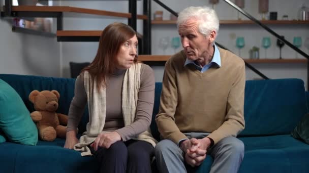 Senior Caucasian Couple Retirees Arguing Sitting Couch Living Room Home — Vídeo de stock