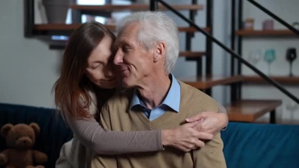 Älskade Äldre Kvinna Kramas Man Och Tittar Kameran Med Make — Stockvideo