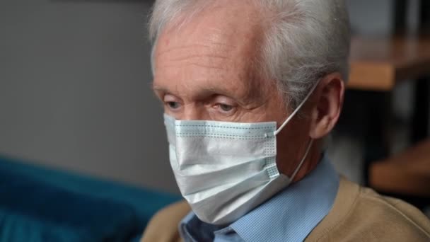 Närbild Sjuk Vit Senior Man Covid Ansikte Mask Hosta Insvept — Stockvideo