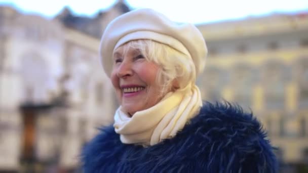 Portrait Smiling Beautiful Senior Woman Walking City Street Looking Happy — Stockvideo