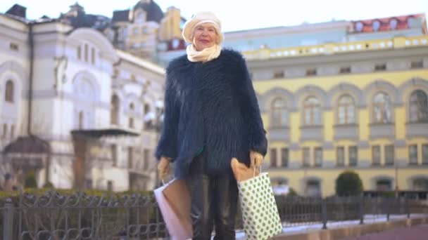 Zooma Porträtt Leende Nöjd Vit Senior Kvinna Tittar Kameran Hängande — Stockvideo