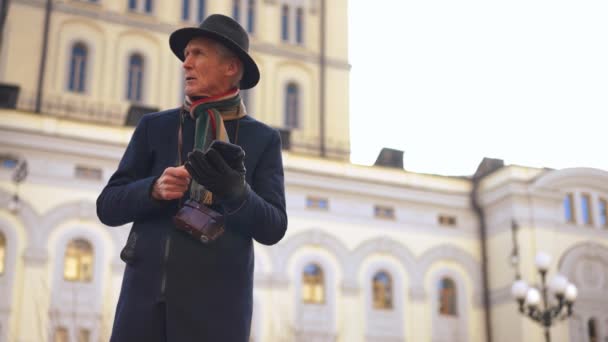 Snygg Elegant Senior Man Står Till Vänster Stadens Gata Rullande — Stockvideo