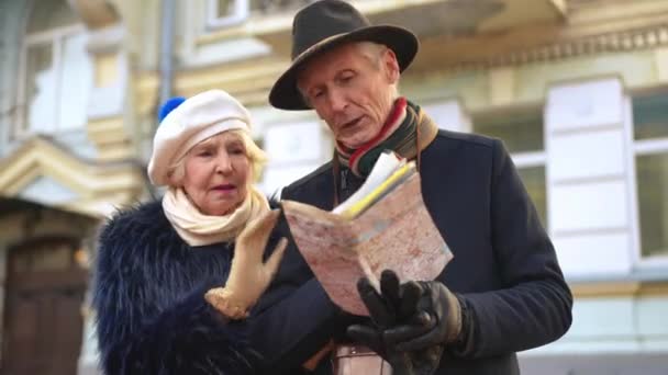 Недовольная Пожилая Женщина Оставила Мужчину Бумажной Картой Городской Улице Портрет — стоковое видео