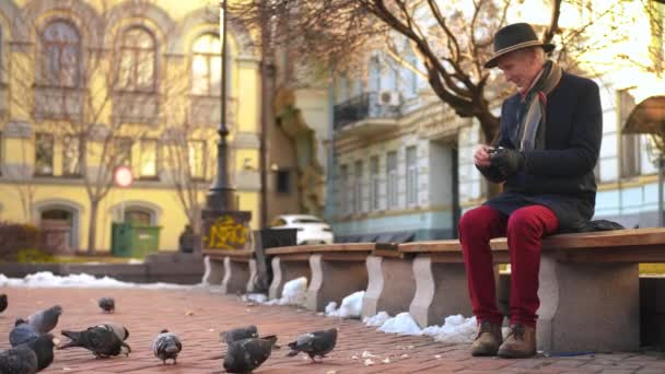 Wide Shot Smiling Senior Elegant Man Sitting Bench Feeding Pigeons — Stock video