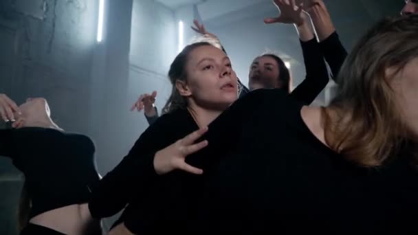 Збільшити Кількість Молодих Акторів Актрис Чорному Русі Повільно Репетируючи Сучасне — стокове відео