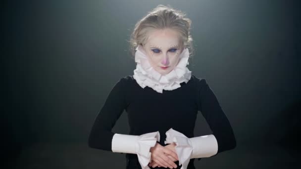 Вбита Актриса Клоуном Імітує Пробудження Жестом Рук Засинання Середній Портрет — стокове відео