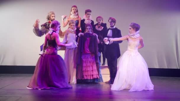 中的广角女演员们穿着模仿剑战的服装 演员们在舞台上欢呼 在现代戏剧表演中扮演角色的白人美女害怕地逃跑了 — 图库视频影像