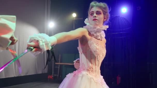 Portrait Caucasian Actress Elegant Dress Imitating Fencing Making Frightened Facial — Vídeo de stock