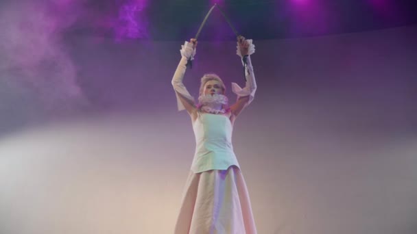 Актриса Білій Елегантній Сукні Стилі Ретро Піднімає Меч Імітуючи Фехтування — стокове відео