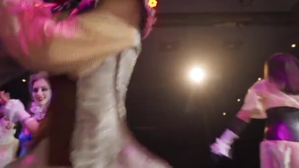 Χαρούμενοι Χαρούμενοι Άντρες Και Γυναίκες Ρετρό Κοστούμια Χορεύουν Στη Σκηνή — Αρχείο Βίντεο