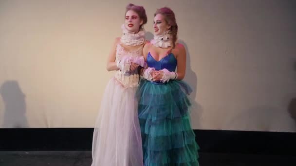 Coquette Women Retro Dresses Waving Men Elegant Costumes Passing Stage — Stockvideo