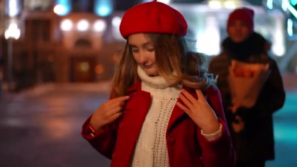 Портрет Элегантной Очаровательной Девушки Подростка Встречающейся Парнем Ночной Городской Улице — стоковое видео