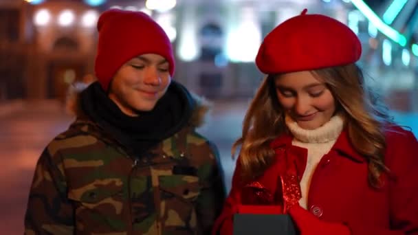 Прекрасна Кавказька Дівчина Підліток Відкриває Валентинів Подарунок Здивованим Виразом Обличчя — стокове відео