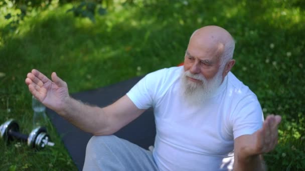 High Angle View Old Caucasian Bearded Man Meditating Lotus Pose — Vídeo de stock