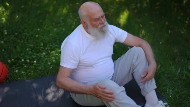 High Angle View Old Man Stroking Injured Knee Sitting Exercise — Stok video