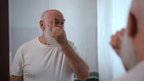 Роздуми Дзеркалі Задоволеного Усміхненого Старого Чоловіка Який Розмахує Бровами Бородою — стокове відео