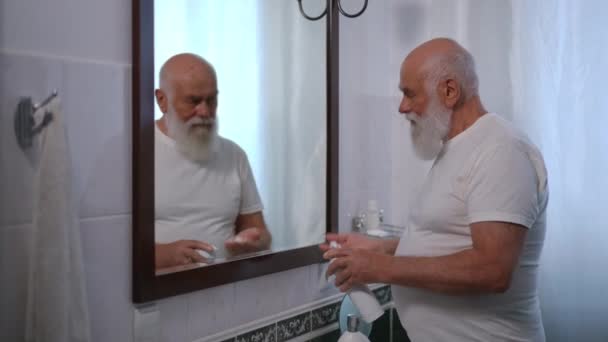 Confident Concentrated Senior Man Applying Shaving Foam Cheeks Looking Mirror — Vídeo de Stock