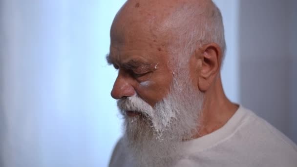 Side View Focused Senior Caucasian Man Applying White Shaving Foam — 비디오