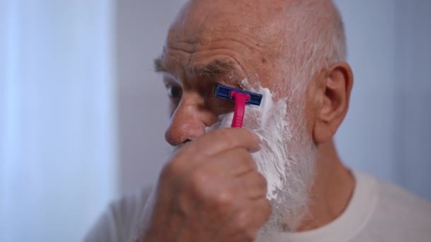 Headshot Gray Haired Old Caucasian Man Shaving Razor Slow Motion — Video Stock