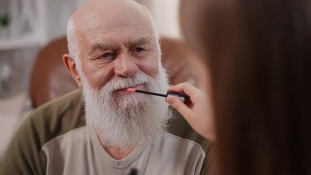 Збільшений Портрет Старшого Чоловіка Білою Бородою Вусами Сміється Коли Дівчина — стокове відео