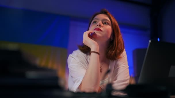 Thoughtful Charming Redhead Young Woman Looking Away Smiling Sitting Table — Αρχείο Βίντεο