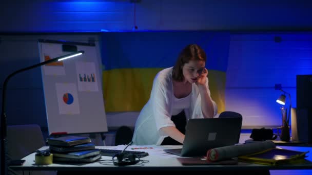 Зайнята Молода Красива Жінка Аналізує Повідомлення Ноутбуці Гаражі Українським Прапором — стокове відео