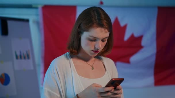 Portrait Smart Young Woman Messaging Smartphone App Looking Camera Smiling — Stock videók