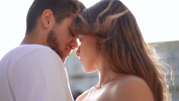 Close Zoom Tender Loving Young Caucasian Couple Face Face Sunrays — Vídeo de Stock