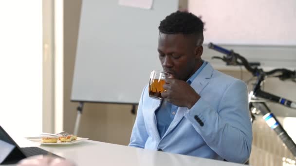 Zarif Takım Elbiseli Tatmin Olmuş Genç Afro Amerikan Adam Ofiste — Stok video