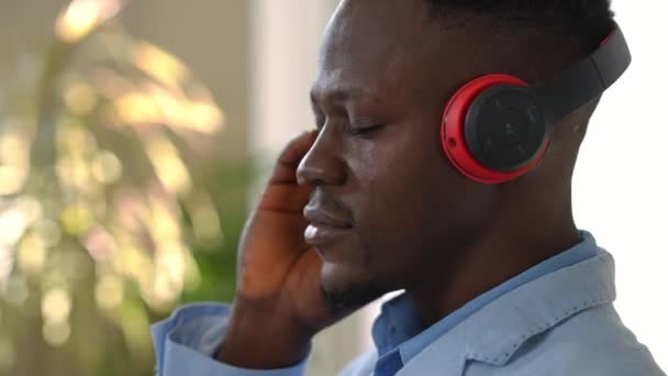 Oldalnézet Közelkép Portré Mosolygós Boldog Afro Amerikai Férfi Fejhallgató Öltöny — Stock videók