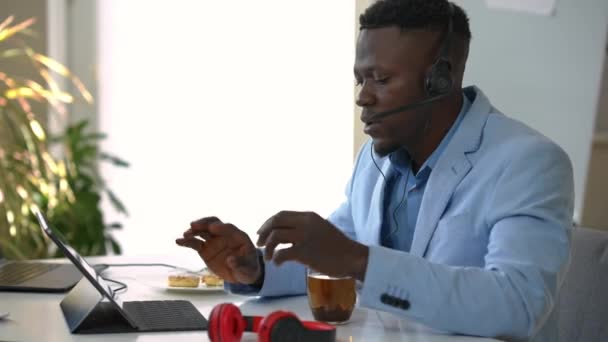 Side View Positieve Afro Amerikaanse Freelancer Koptelefoon Zitten Aan Tafel — Stockvideo