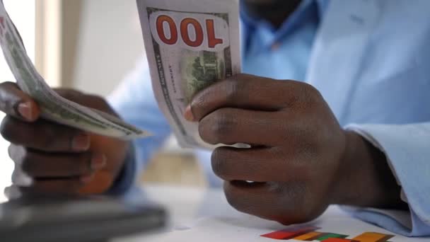 Κοντινό Πλάνο Αρσενικό Αφροαμερικανός Χέρια Κοστούμι Μετρώντας Μετρητά Χρήματα Εσωτερικούς — Αρχείο Βίντεο